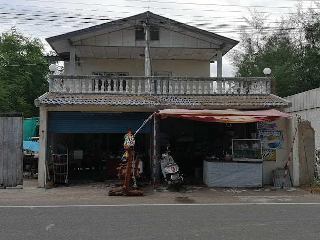 รังผึ้ง​ แก้มแตก​ สาขาปากน้ำ - การบริการอาหารและที่พัก
