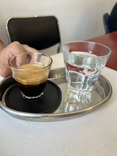 GUST8 - การบริการอาหารและที่พัก