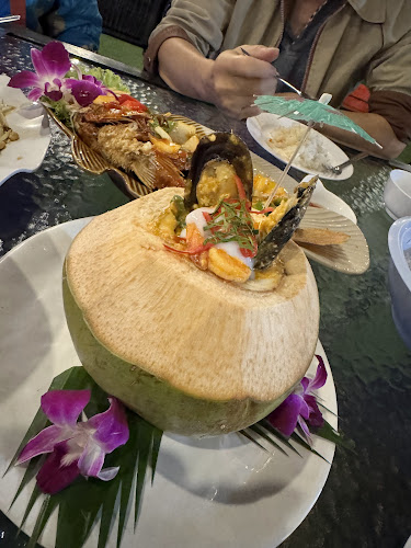 ครัวสวนสน โคราช​ &​ คาราโอเกะ​ ใหม่ - การบริการอาหารและที่พัก