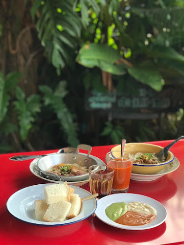 โต๊ะแดงอาหารเช้าสุโขทัย - การบริการอาหารและที่พัก