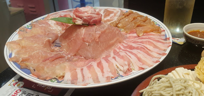 โลตัส ฉลอง - การบริการอาหารและที่พัก