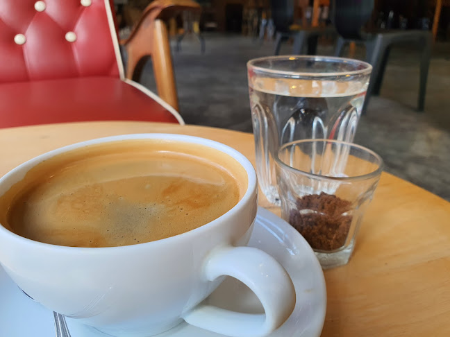 Mezza cafe - การบริการอาหารและที่พัก