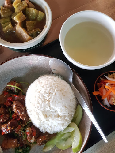 ขวัญใจข้าวมันไก่สิงคโปร์ - การบริการอาหารและที่พัก