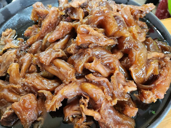 ก๋วยเตี๋ยวเนื้อเอ็นแก้วฉลองภูเก็ต - การบริการอาหารและที่พัก