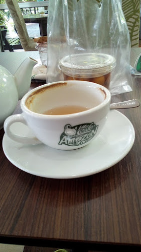 คาเฟ่ อเมซอน - การบริการอาหารและที่พัก