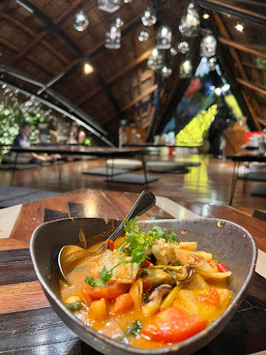 Three Monkeys Restaurant - การบริการอาหารและที่พัก