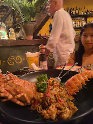 352 ถ. ภูเก็ต ตำบลตลาดใหญ่ อำเภอเมืองภูเก็ต ภูเก็ต 83000