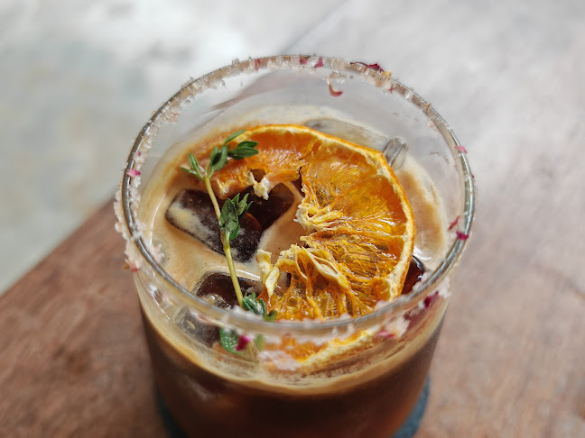 รีฟิล คอฟฟี - การบริการอาหารและที่พัก