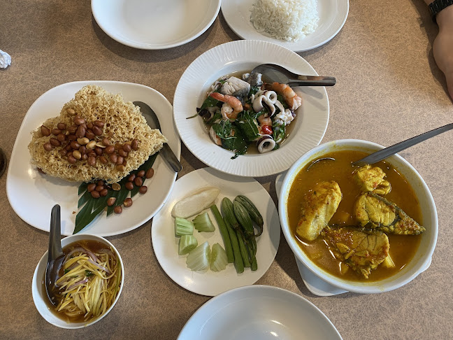 ห้องอาหารเก็จแก้ว - การบริการอาหารและที่พัก