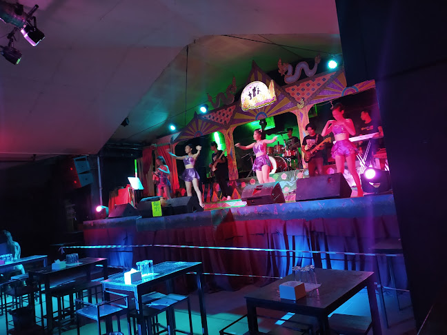 ตะวันแดงวาไรตี้ศรีราชา - การบริการอาหารและที่พัก