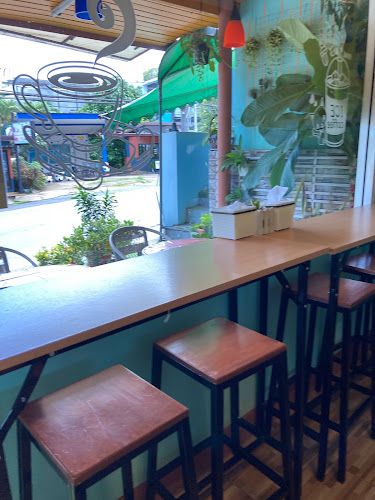 Uthai Coffee House - การบริการอาหารและที่พัก
