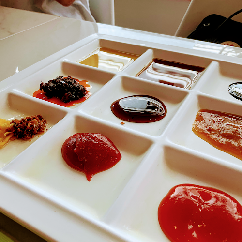 ร้านอาหาร และโรงเรียนสอนทำอาหารไทย ปุ้ม - การบริการอาหารและที่พัก