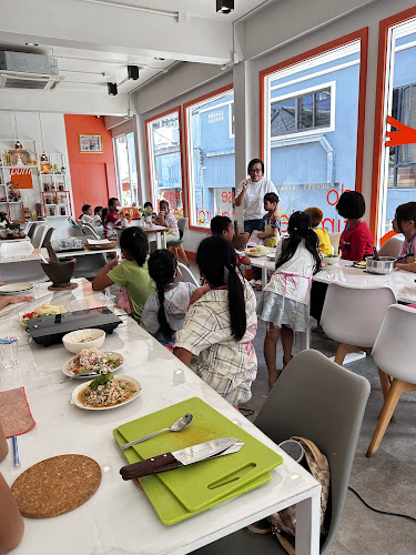 ร้านอาหาร และโรงเรียนสอนทำอาหารไทย ปุ้ม - การบริการอาหารและที่พัก