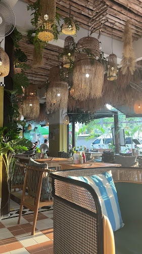 KIRI burger & bowl , kata beach - การบริการอาหารและที่พัก