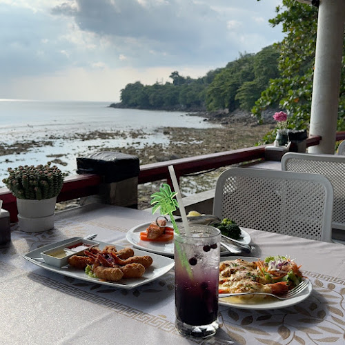 Opinii despre Pantai Seaview Restaurant Halal Food în อำเภอกะทู้ - การบริการอาหารและที่พัก