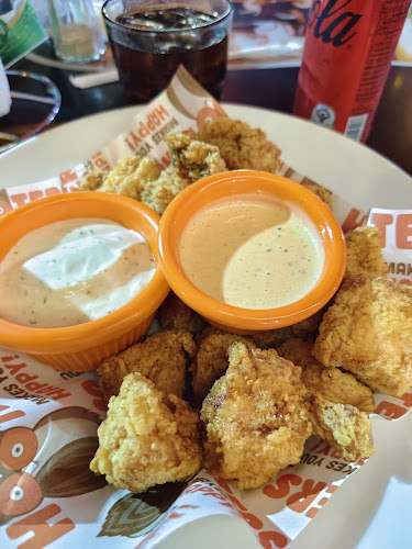 Hooters Phuket | American Restaurant & Sports Bar - การบริการอาหารและที่พัก