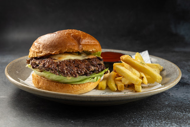 Opinii despre THE PORT Restaurant & Bar în อำเภอกะทู้ - การบริการอาหารและที่พัก