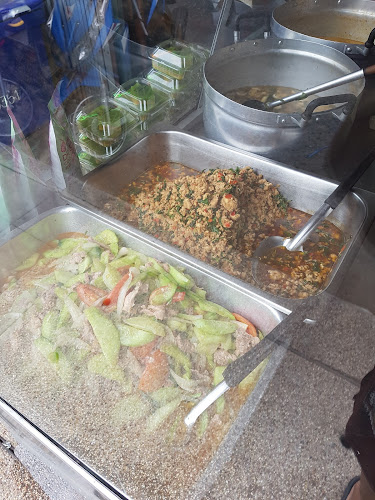 ข้าวแกงหน้าวัดสระแก้ว - การบริการอาหารและที่พัก