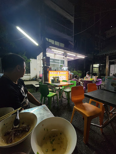 ก๋วยเตี๋ยวเป็ดเจ๊แดง เจ้าเก่า duck nooddle - การบริการอาหารและที่พัก