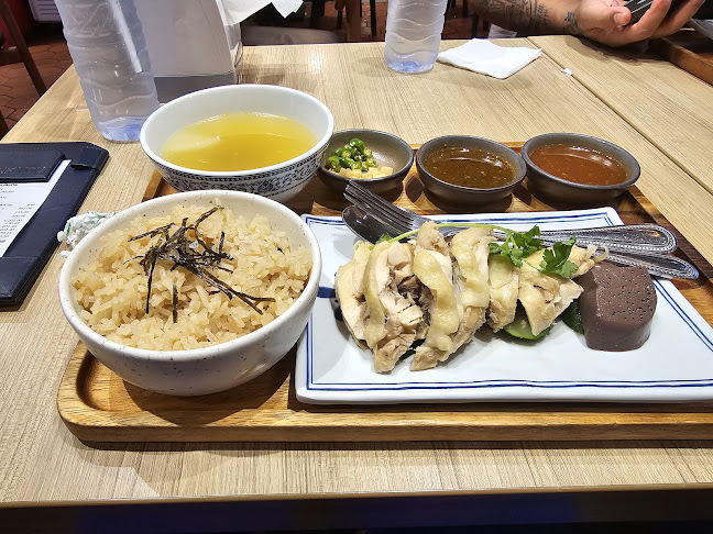 Charm Boat Noodles - การบริการอาหารและที่พัก