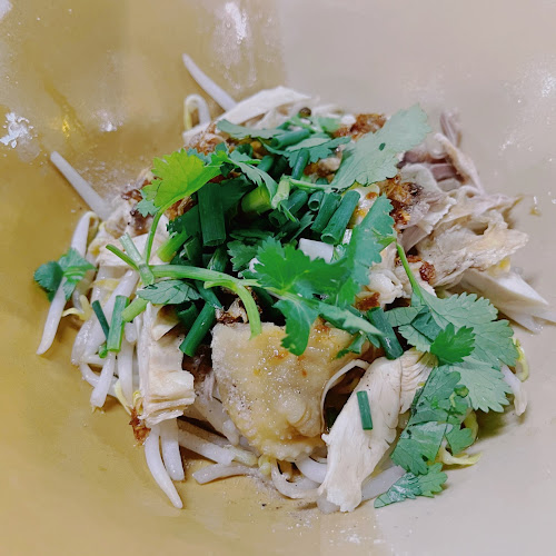 ก๋วยเตี๋ยวไก่ติงลี่ - การบริการอาหารและที่พัก