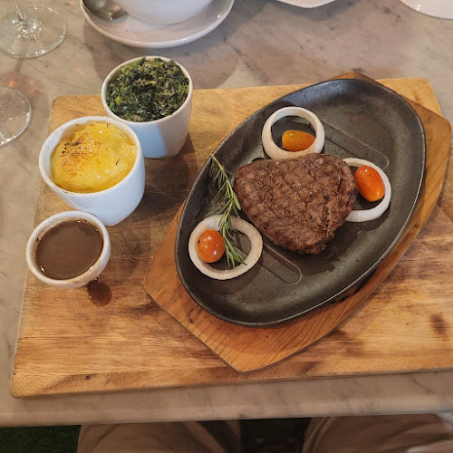 Opinii despre Livv Cafe' & Restaurant Pattaya în อำเภอบางละมุง - การบริการอาหารและที่พัก