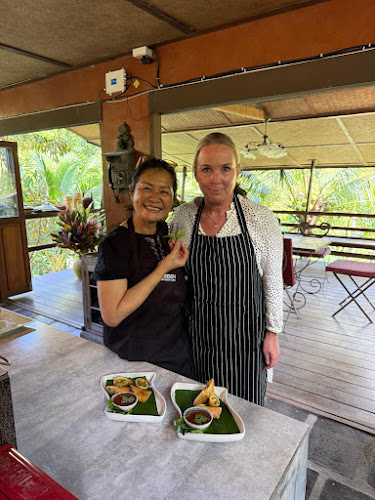 Mr. Dee Chilling Hill Bar - การบริการอาหารและที่พัก