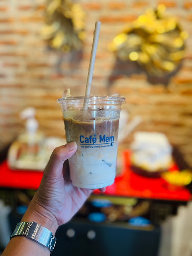 Café Mem (คาเฟ่ เมม) - การบริการอาหารและที่พัก