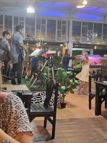 Capri Restaurant & Bar Karon - การบริการอาหารและที่พัก