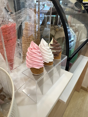 Tickled Pink Pattaya (ทิกเคลท พิงค์ พัทยา) - การบริการอาหารและที่พัก