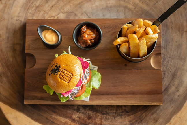 38 ถนน หลวงพ่อฉ้วน ตำบล กะรน อำเภอเมืองภูเก็ต ภูเก็ต 83100