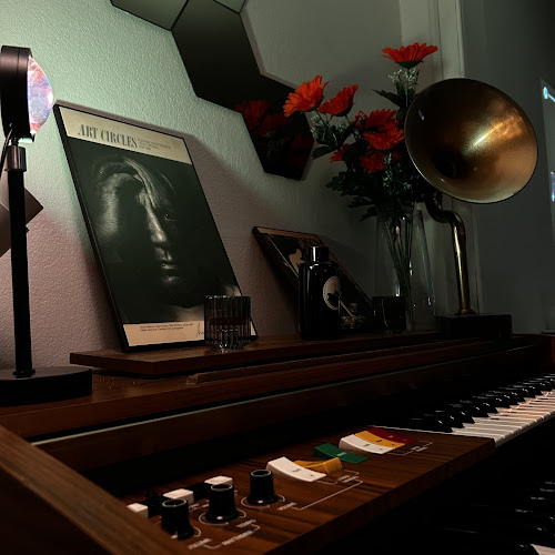 Above bar - การบริการอาหารและที่พัก