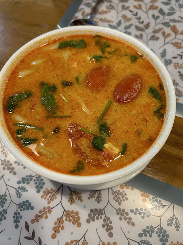 Yoyo Restaurant Karon Beach Phuket - การบริการอาหารและที่พัก