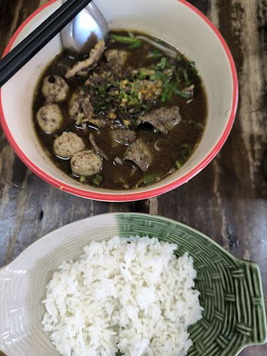 ก๋วยเตี๋ยวเรือหลังวัง - การบริการอาหารและที่พัก