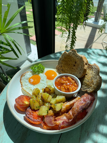 Gallery Cafe Phuket - การบริการอาหารและที่พัก