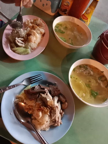 ข้าวมันไก่สุโขทัย ข้าง 7-11 ปากซอยพระตำหนัก 3 - การบริการอาหารและที่พัก