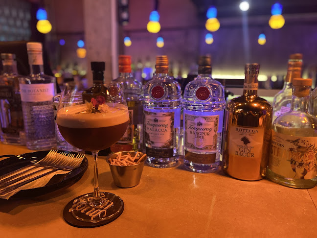 Sin Tonic Bar Hatyai - การบริการอาหารและที่พัก