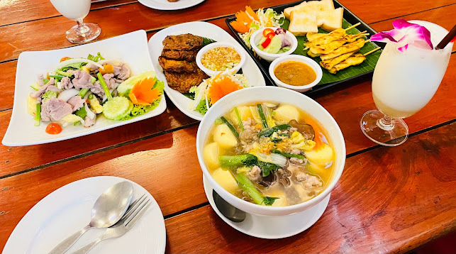 Red Chair - การบริการอาหารและที่พัก