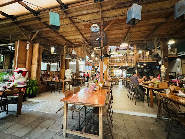 Naughty Nuri's Phuket - การบริการอาหารและที่พัก