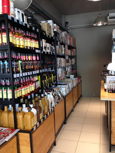 185, 42 ถ. พังงา ตำบลตลาดใหญ่ อำเภอเมืองภูเก็ต ภูเก็ต 83000