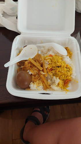 ข้าวมันไก่ตัวใหญ่กะตะ - การบริการอาหารและที่พัก