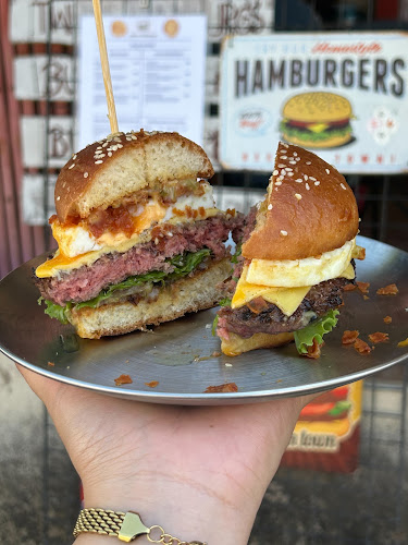 Twleve hamburgs - การบริการอาหารและที่พัก