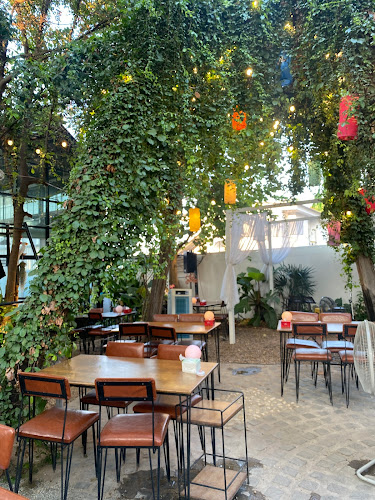 สามไบเถา คาเฟ่ แอนด์ บิสโตร - การบริการอาหารและที่พัก