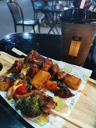 The Black In Black - การบริการอาหารและที่พัก