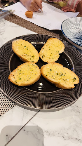 ลา พิคโคล่า คาเฟ่ แอนด์ เรสเตอรรอง - การบริการอาหารและที่พัก