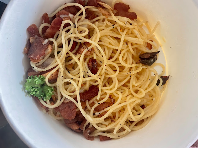 R space cafe & eatery - การบริการอาหารและที่พัก