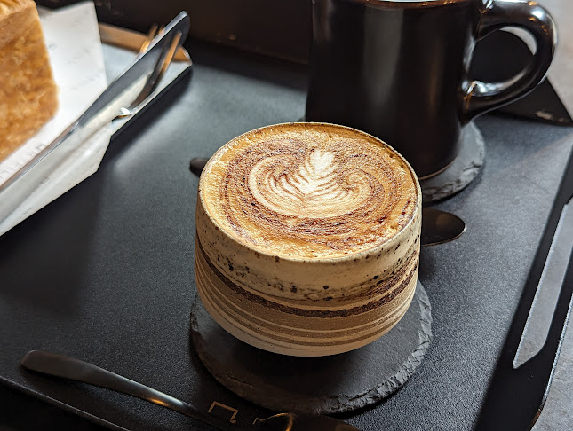 รีฟิล คอฟฟี - การบริการอาหารและที่พัก