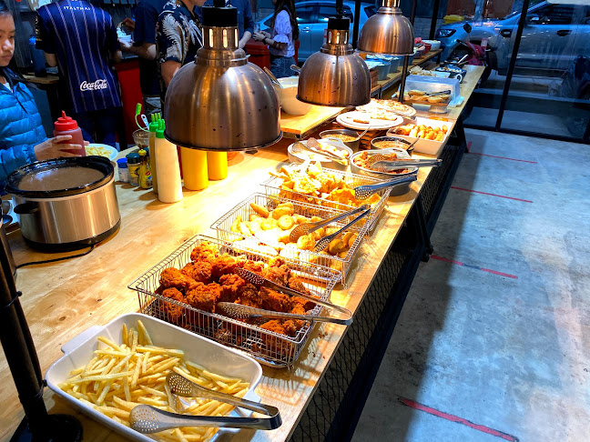 ทีโบนสเต็กเฮ้าส์ - การบริการอาหารและที่พัก