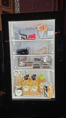 Blow Amur Burger Club - การบริการอาหารและที่พัก