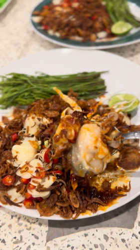 จอยเนื้อย่าง โดยนางอมร แซ่ลี้ - การบริการอาหารและที่พัก